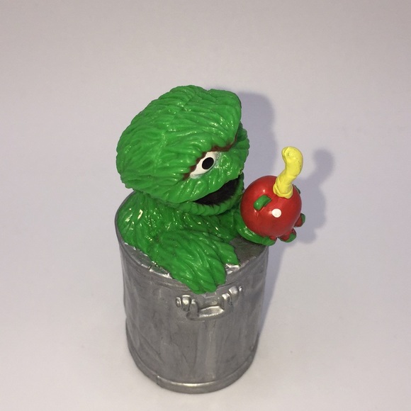 Sesame Street Oscar The Grouch with Apple in Trash Garbage Can  Figure Applause - Picture 2 of 8
